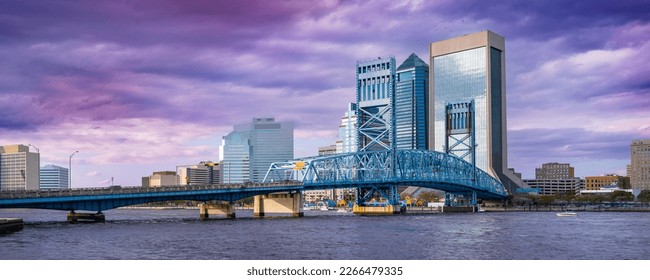 Horizonte e edifícios do centro da cidade de Jacksonville com uma paisagem dramática de nuvens de tempestade de inverno sobre a ponte John T. Alsop Jr., a ponte elevatória histórica na Main Street sobre o rio St. Johns no norte da Flórida