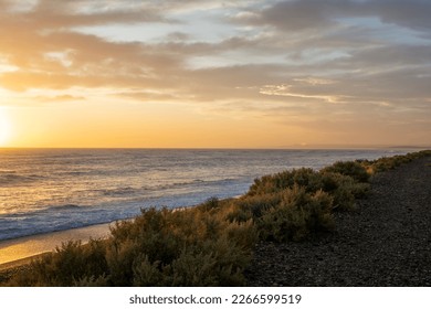 pogled z obale ob sončnem vzhodu v caleta olivia arg