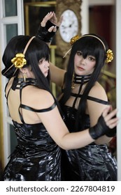 Портрет на красива млада жена Cosplay с шпионска рокля