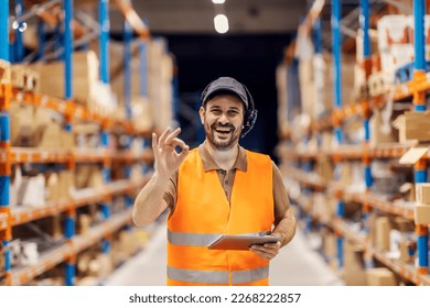 Een bezorgcentrummedewerker geeft een OK-teken en volgt de verzending op een tablet. Het pakket ligt op de juiste plek.