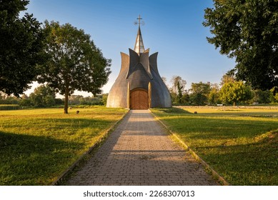 Ruinas del monumento milenario y de la iglesia de los mártires Adryan en la región de Kis-Balaton, Hungría. Se trata de una atracción turística situada junto al lago Balaton. Monumentos históricos de la época de Arpad, siglo XI.