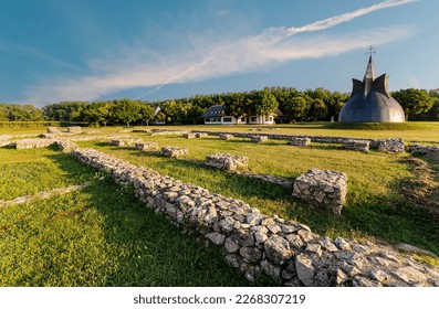 Ruinas del monumento milenario y de la iglesia de los mártires Adryan en la región de Kis-Balaton, Hungría. Se trata de una atracción turística situada junto al lago Balaton. Monumentos históricos de la época de Arpad, siglo XI.