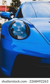 Porsche azul na Cidade Velha de Vilnius