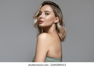 หญิงสาวสวยผมบลอนด์พร้อมผมและการแต่งหน้า ผิวสะอาด การดูแลผิวหน้า ผิวกาย และเส้นผม