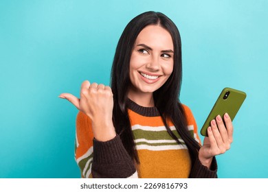 Fotó fiatal latin pozitív vidám lány tart Asus telefon közvetlen ujj megjelenés üres hely társkereső virtuális szolgáltatás elszigetelt kék színű háttér
