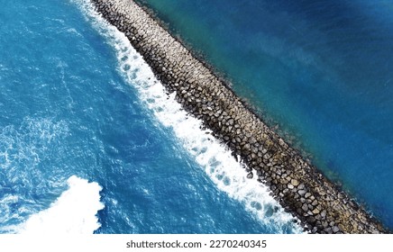 Vedere aeriană a digului de piatră de mare. Tapet frumos ocean pentru turism și publicitate. Peisaj asiatic, fotografie cu dronă