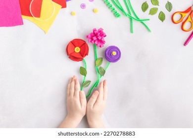 Fiori di feltro fatti a mano con le mani dei bambini, regalo per la festa della mamma