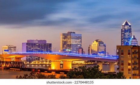 Longa exposição do horizonte de Jacksonville, Flórida, e da ponte Acosta atravessando o rio St. Johns, ao anoitecer. Jacksonville é uma cidade localizada na costa atlântica do nordeste da Flórida.