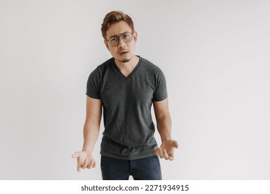 愤怒和疯狂的亚洲歹徒，有着彩色头发和戴着眼镜，身穿黑色 T 恤。