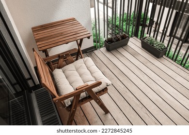 Scaun și masă din lemn pe balcon modern