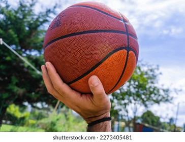 Bola basket di tangan seorang pemain