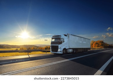 Vrachtwagentransport op de weg bij zonsondergang en vracht