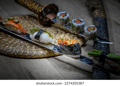 Krevetové sushi podávané na japonské čepeli katana.