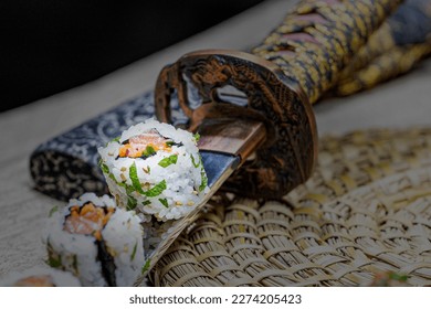 Krevetové sushi podávané na japonské čepeli katana.
