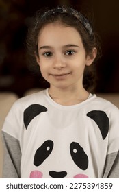 Ritratto di una bambina di 8 anni che sorride.