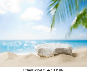 夏の砂と熱帯の海の背景と抽象的な石の表彰台