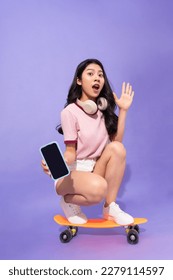 gadis muda yang cantik pada latar belakang ungu