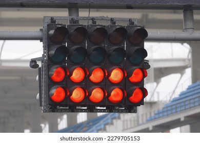 Lampu Start Merah di Sirkuit Balap