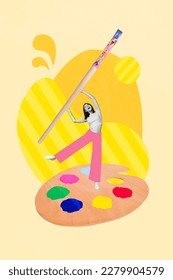 Revista colaj creativ de domnișoară amuzantă funky ținând o pensulă de vopsea în culori strălucitoare desen portret imagine