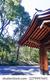 Arquitetura japonesa antiga na primavera - Bênçãos tradicionais da primavera na cultura japonesa. templos, plantas, céu, edifícios vermelhos