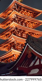 Arquitetura japonesa antiga na primavera - Bênçãos tradicionais da primavera na cultura japonesa. templos, plantas, céu, edifícios vermelhos