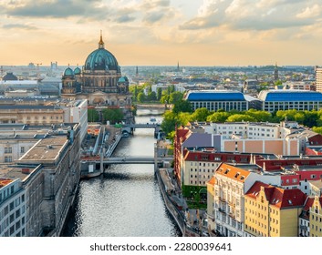 Berlinska katedrala (Berliner Dom) na Muzejskom ostrvu i rijeci Spree u zalasku sunca, Njemačka
