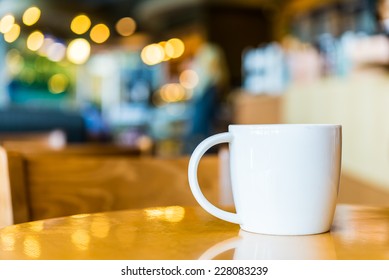 Cangkir kopi di kedai kopi