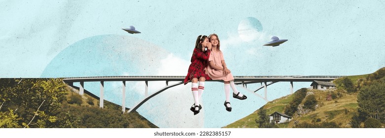 Bellissime bambine sedute sul ponte che sussurrano segreti sugli UFO volanti. Sogni e fantasie infantili. Collage di arte contemporanea. Concetto di surrealismo, viaggio, immaginazione, retrò