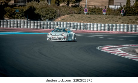 サーキットを走る素晴らしいコースカー