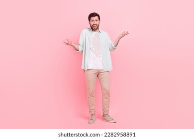 Vollkierper Foto vum schéine jonke Guy irritéiert Schold Argument Hänn gekleet stilvoll blo Kleeder isoléiert op rosa Faarfhannergrond