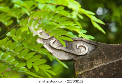 ベトナムの緑の背景に修道院のセメント切妻。