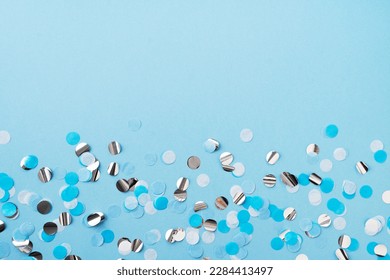 Junge, Babygeburtstag, Feier, Vatertagskonzept mit blauem Konfetti auf blauem Hintergrund, Draufsicht, Platz für Text