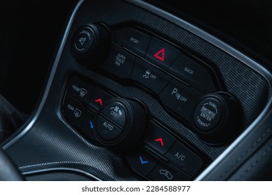 Interiér palubní desky sportovního vozu Dodge Challenger