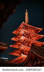 Nocne zdjęcia świątyni Sensoji w Japonii oświetlonej światłami