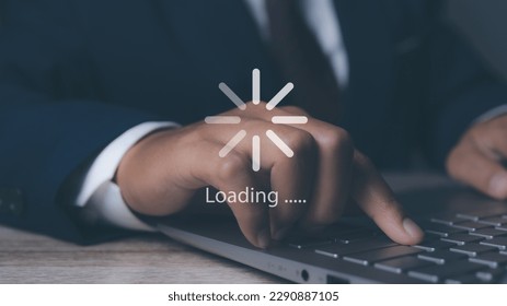 Poslovni čovjek koji koristi računalo za učitavanje podatkovne aplikacije. traka za preuzimanje web stranica digitalnih poslovnih podataka. Koncept čekanja trake za učitavanje.