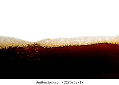 Pamje nga afër e një pijeje kola me shkumë në një sfond të bardhë.