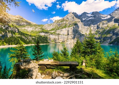 Le célèbre lac Oeschinensee avec la montagne Bluemlisalp lors d'une journée d'été ensoleillée. Panorama du lac Oeschinensee d'un bleu azur. Alpes suisses, Kandersteg. Magnifique lac touristique Oeschinnensee avec cascades, Suisse.