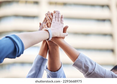 La comunità ti porterà lontano. Immagine di un team di imprenditori che si danno il cinque.