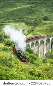 El tren de vapor jacobita en el viaducto de Glenfinnan, en las Tierras Altas del Noroeste de Escocia (Reino Unido). El tren y el puente han aparecido en las películas de Harry Potter.