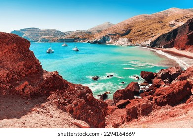 Crvena plaža na otoku Santorini, Grčka. Ljetni krajolik, pogled na more. Poznata turistička destinacija