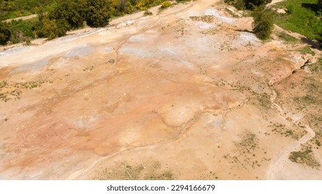 Pogled iz zraka na Pomezia solfatara v metropolitanskem mestu Rim v Italiji. Je del vulkanskega območja.