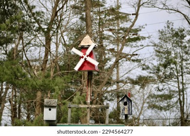 Een verweerd vogelhuisje in de vorm van een molen.