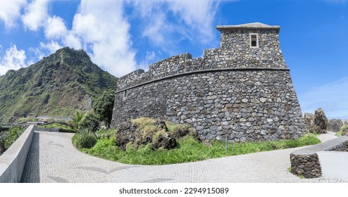 Pemandangan panorama Benteng Saint João Baptista, sebuah bangunan bersejarah dan militer di tengah desa Porto Moniz, Pulau Madeira, Portugal