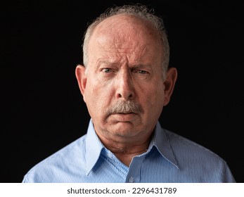 Portrait vu rosen a gestressten gro Hoer Senior Mann mat Moustache