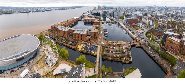 Luchtfoto van Liverpool Waterfront, een levendig cultureel centrum aan de rivier de Mersey, Engeland, VK