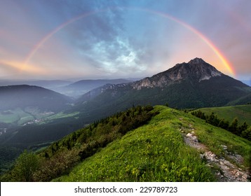山頂にかかる虹