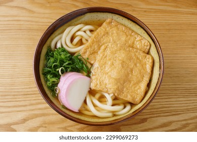 Lahodný oběd s nudlemi kitsune udon