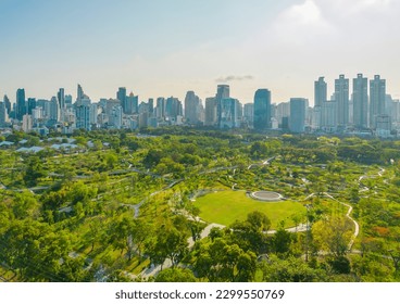Légifelvételek zöld fákról a Lumpini Parkban, Sathorn kerületben, Bangkok belvárosának látképén. Thaiföld. Pénzügyi negyed és üzleti központ egy intelligens városban Ázsiában. Felhőkarcolók