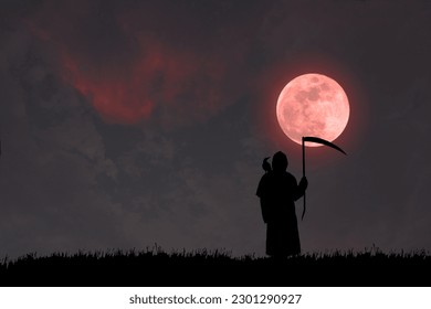 Die Silhouette eines Sensenmanns mit einer Krähe auf seiner Schulter, der eine schreckliche Sense hält und in die Nacht auf den roten Vollmond blickt.