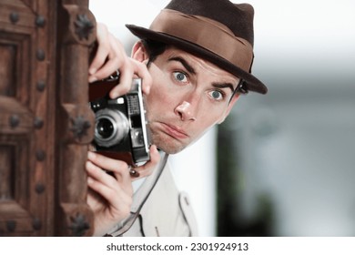 Fotografer retro, jalanan, dan kamera sedang melakukan investigasi, inspeksi, atau pekerjaan jurnalis mencurigakan di kota. Detektif swasta, mata-mata rahasia, atau paparazzi vintage dengan kejutan untuk intelijen pengawasan.